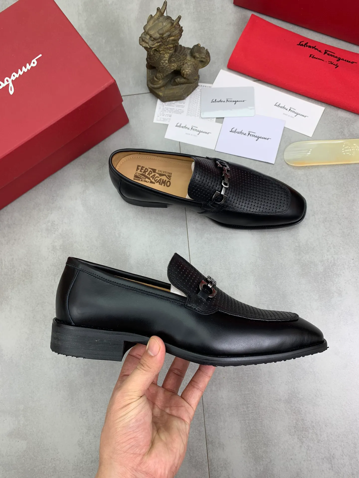 Men's Men's Shoes 💰P460💰[New Style] Water-dyed Niuli 🆘[Salvatore Ferragamo] Ferragamo's latest casual business leather shoes for men! Available at counters simultaneously! The fabric is made of specially imported original pebbled calfskin, and the lining is made of imported water-dyed cowhide. It is absolutely luxurious and leads the fashion trend. Matching code: 38-45 (46 can be customized) Black and brown colors are optional